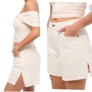 Abercrombie & Fitch Curve Love The Loose cream shorts with side slits size 32